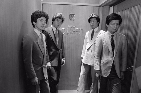 میزبانان کلوپ شبانه نیو کوئین برای استقبال از مهمانان زن در توکیو، ژاپن، ۲۸ ژوئیه ۱۹۸۶ صف کشیده‌اند.