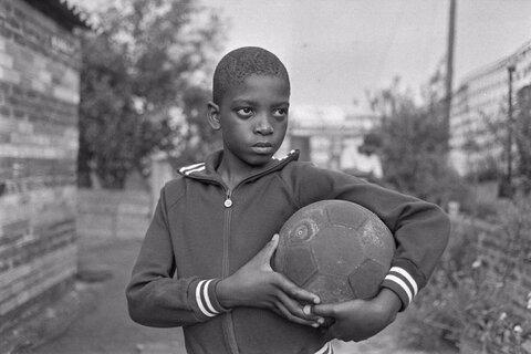 ویلیام مودیبدی، ۱۱ ساله، یکی از کوچکترین کودکانی که بدون محاکمه تحت قانون اضطراری آفریقای جنوبی بازداشت شد، پس از آزادی از بازداشت در آفریقای جنوبی، توپ فوتبال را در دست دارد، ۸ دسامبر ۱۹۸۶