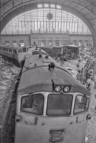 منظره‌ای پس از برخورد قطار فراری به ایستگاه مرکزی بانکوک در تایلند، ۸ نوامبر ۱۹۸۶