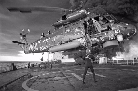 یکی از خدمه ابرنفتکش قبرسیِ در حال سوختن به نام پیوت، توسط یک هلیکوپتر نیروی دریایی ایالات متحده در جنوب خلیج فارس به مکانی امن منتقل می‌شود، ۱۲ دسامبر ۱۹۸۷