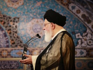 هرکسی سفره مردم را تنگ کند، خائن به خداست