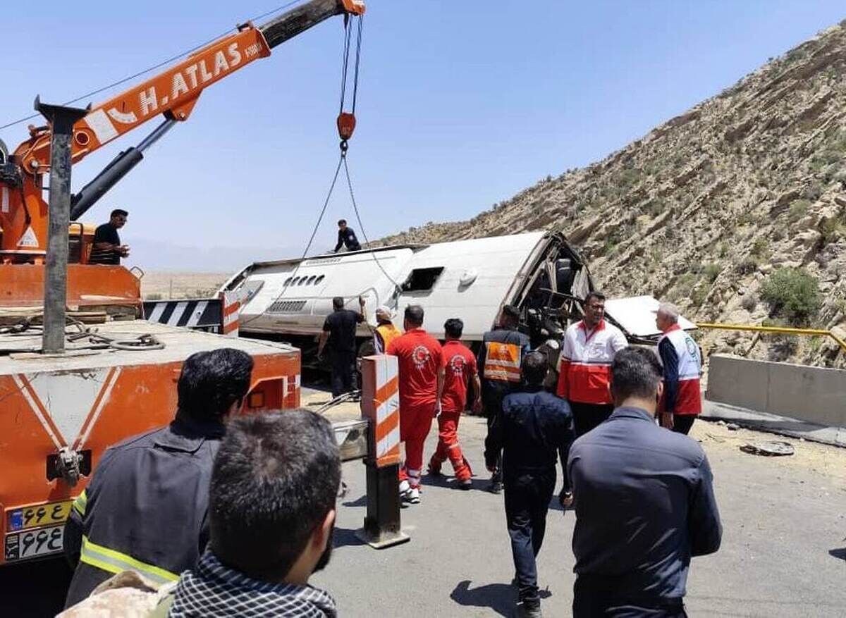 واژگونی اتوبوس در جاده فیروزکوه؛ حدود ۲۰نفر مصدوم شدند