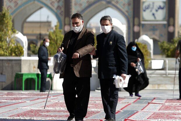 همراهی و خدمت‌رسانی خدمه حرم مطهر رضوی به زائران نابینا