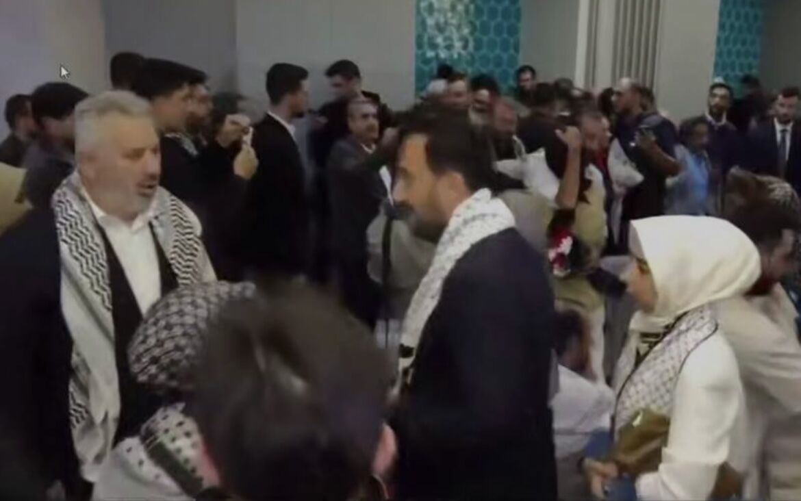 فیلم | استقبال از اعضای کاروان صمود در استانبول ترکیه