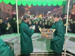 خدمت‌رسانی موکب خادمان رضوی در قم و جمکران؛ توزیع بیش از ۳۱ هزار بسته پذیرایی طی دو روز