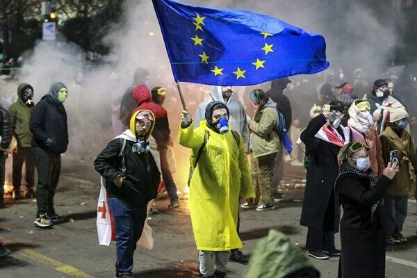 معترضان غرب‌گرا در گرجستان وارد محوطه اقامتگاه رئیس جمهور شدند + تصاویر