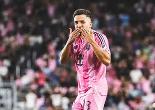 جوردی آلبا کفش‌ها را آویخت