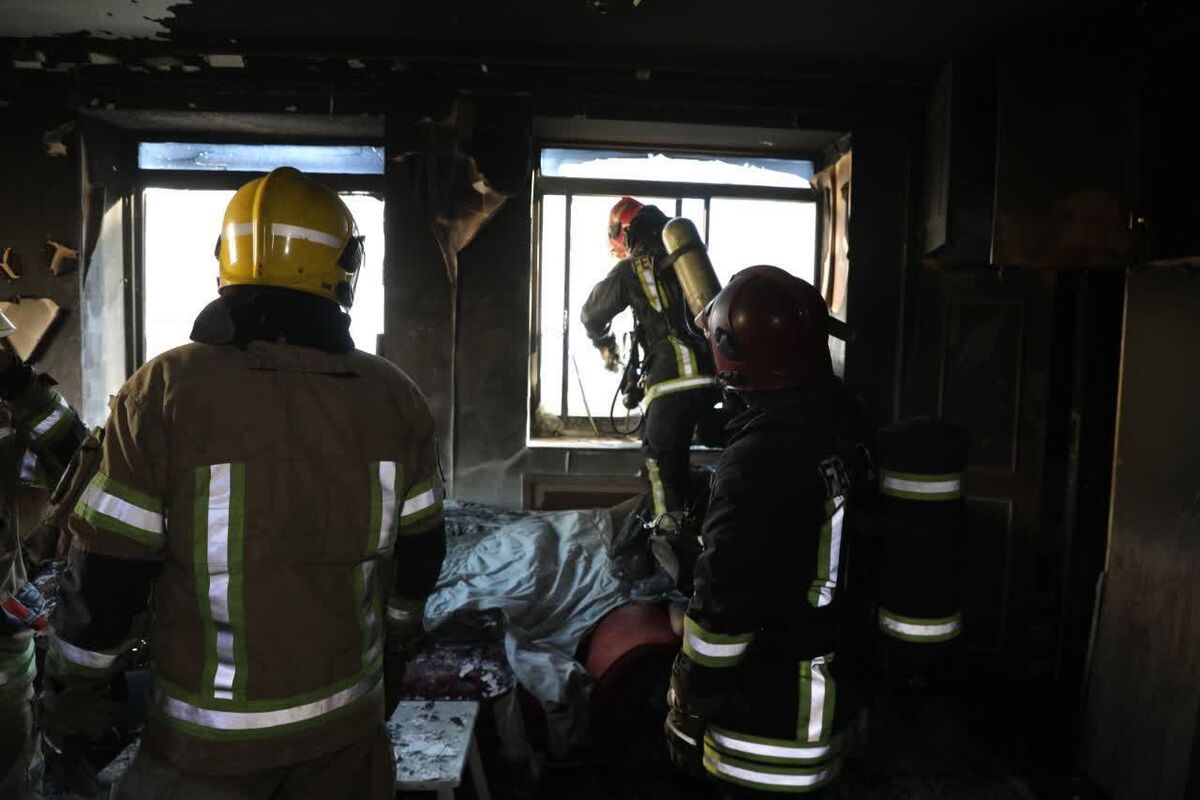 حبس شدن کودک یک ساله در حریق منزل مسکونی