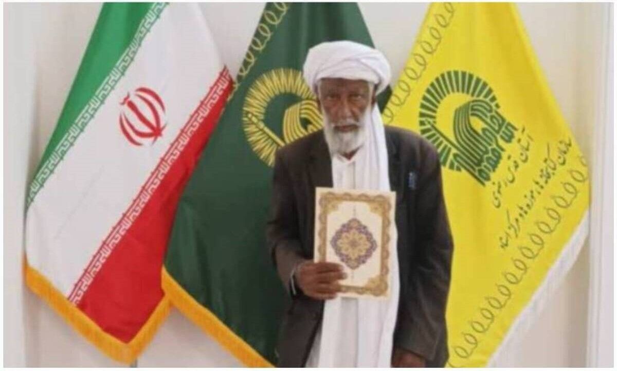 شاعر عشایر 72 ساله خراسان جنوبی، آثارش را به کتابخانه رضوی اهدا کرد