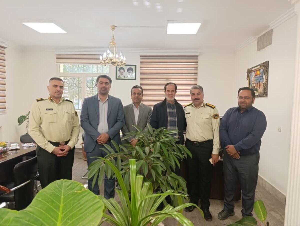 تجلیل فرمانده بسیج از فرمانده یگان حفاظت آستان قدس در هفته نیروی انتظامی