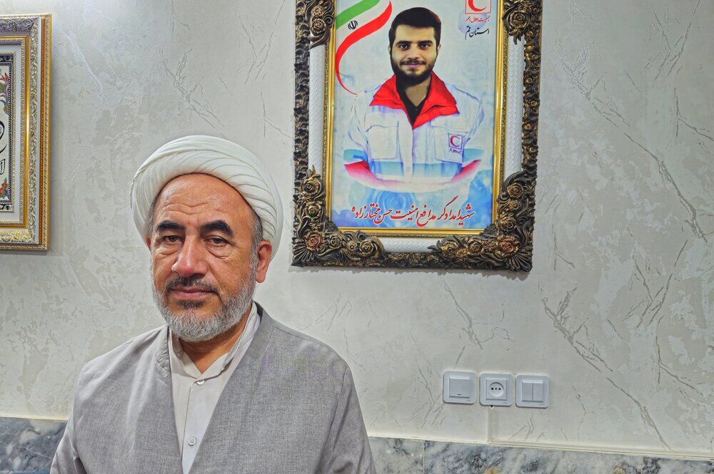 پدر طلبه شهید حسن مختارزاده: اگر مردم حول محور رهبری حرکت نکنند، دشمنان هر طور بخواهند با ما رفتار می‌کنند
