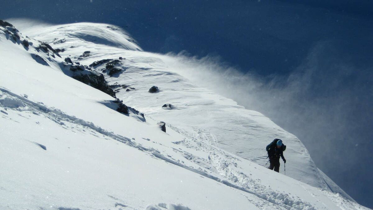 وزش باد در ارتفاعات کشور/ کوهنوردان احتیاط کنند
