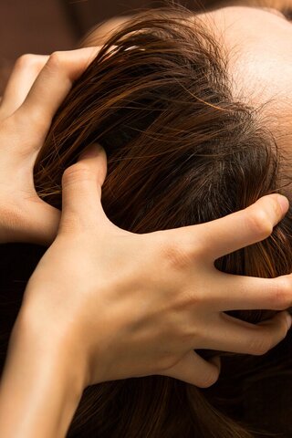 خواص شگفت انگیز روغن کرچک برای مو و ابرو