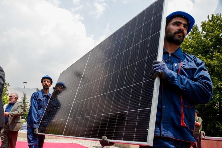 افتتاح پنج نیروگاه خورشیدی در اردستان با دستور رییس‌جمهور