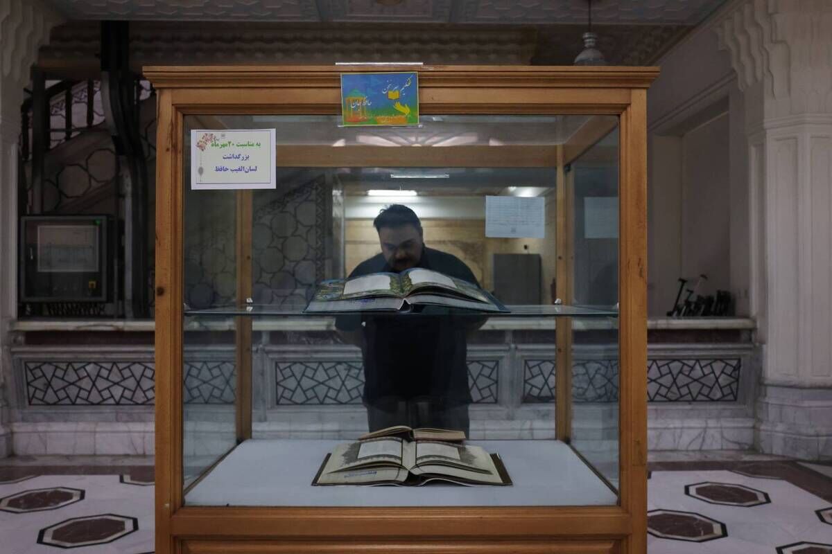 نمایشگاه «حکیم سِر سخن، حافظ جان» در کتابخانه حرم رضوی بر پا شد