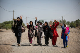 گزارش تصویری | توزیع بسته های تحصیلی در روستاهای جنوب استان کرمان