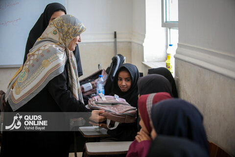 توزیع بسته های تحصیلی در روستاهای جنوب استان کرمان