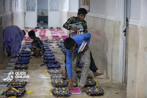 توزیع بسته های تحصیلی در روستاهای جنوب استان کرمان