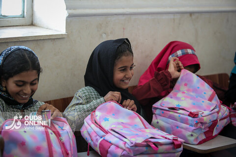 توزیع بسته های تحصیلی در روستاهای جنوب استان کرمان