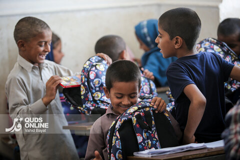 توزیع بسته های تحصیلی در روستاهای جنوب استان کرمان