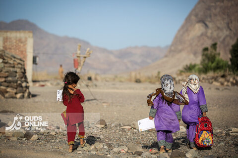 توزیع بسته های تحصیلی در روستاهای جنوب استان کرمان