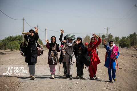 توزیع بسته های تحصیلی در روستاهای جنوب استان کرمان