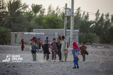 توزیع بسته های تحصیلی در روستاهای جنوب استان کرمان