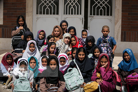 توزیع بسته های تحصیلی در روستاهای جنوب استان کرمان