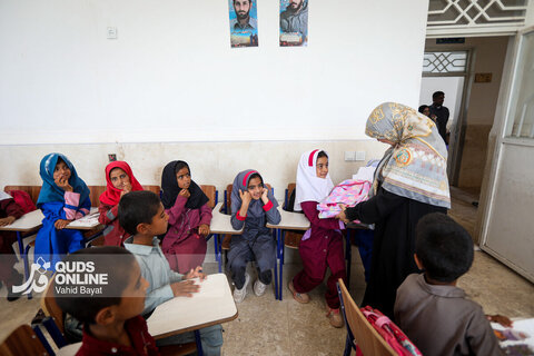 توزیع بسته های تحصیلی در روستاهای جنوب استان کرمان