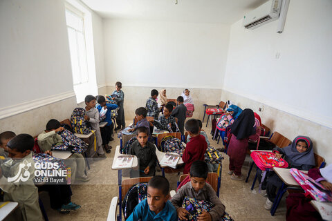 توزیع بسته های تحصیلی در روستاهای جنوب استان کرمان