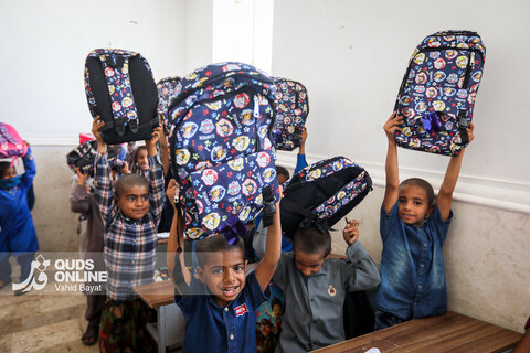 توزیع بسته های تحصیلی در روستاهای جنوب استان کرمان