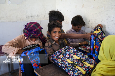 توزیع بسته های تحصیلی در روستاهای جنوب استان کرمان