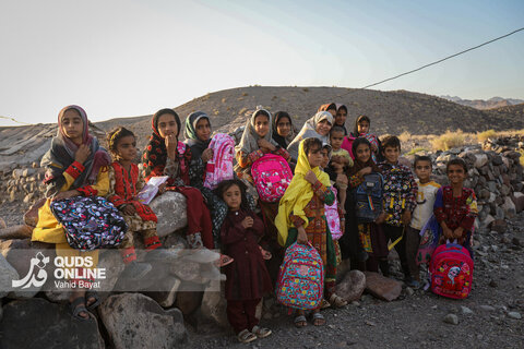 توزیع بسته های تحصیلی در روستاهای جنوب استان کرمان