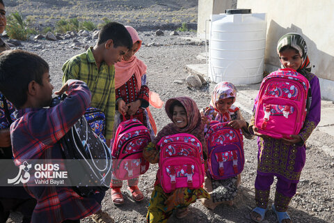 توزیع بسته های تحصیلی در روستاهای جنوب استان کرمان