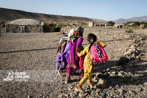 توزیع بسته های تحصیلی در روستاهای جنوب استان کرمان