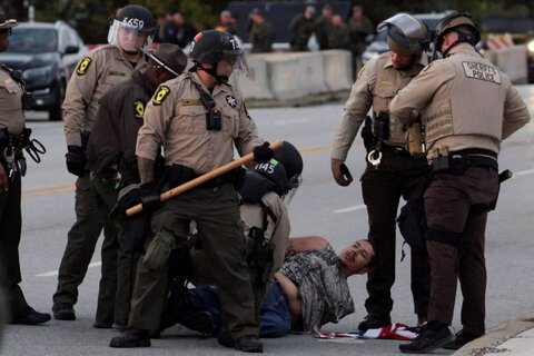 درگیری معترضان با پلیس مهاجرت آمریکا - شیکاگو