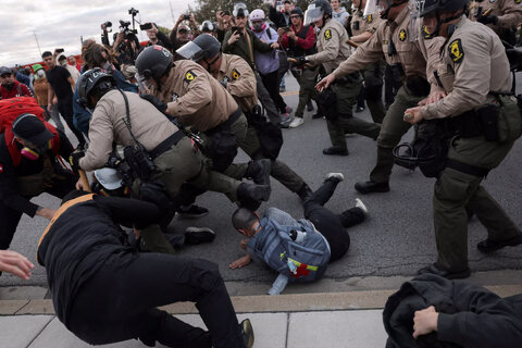 درگیری معترضان با پلیس مهاجرت آمریکا - شیکاگو