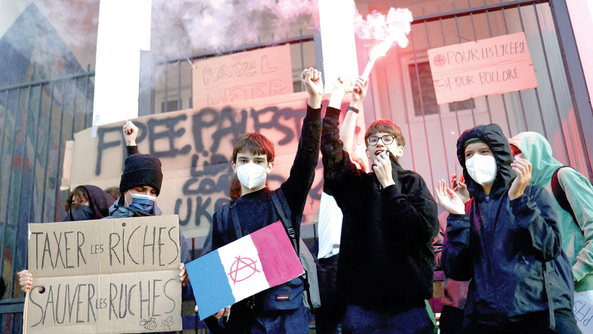 الیزه همچنان روی خط بحران