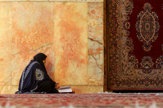 در برابر تو با قلبی پاک و سری به زیر افکنده