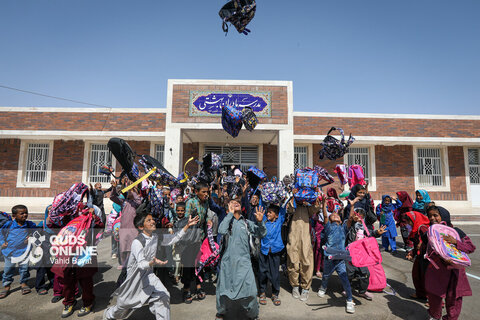  توزیع بسته های تحصیلی در روستاهای جنوب استان کرمان