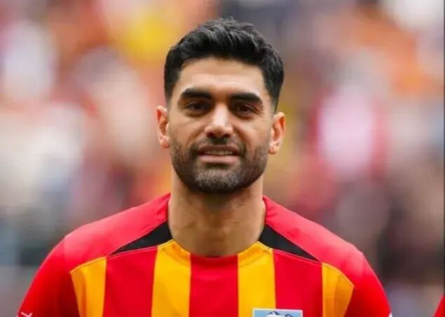 علی کریمی قراردادش را یک‌طرفه فسخ کرد!