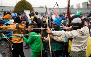 حمله مخالفان ترامپ به سفارت آمریکا در کلمبیا با تیروکمان