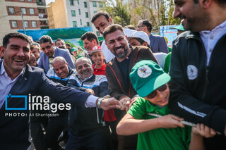 تک عکس | هیجان وزیر آموزش و پرورش در مسابقه طناب‌کشی