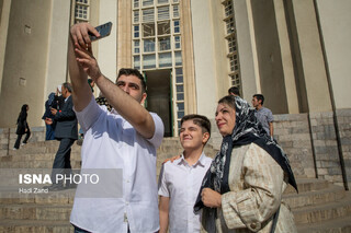 تک عکس | عکس یادگاری نو دانشجویان پزشکی با سردر دانشکده