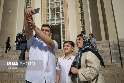 تک عکس | عکس یادگاری نو دانشجویان پزشکی با سردر دانشکده