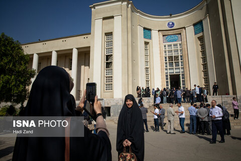 تک عکس | عکس یادگاری نو دانشجویان پزشکی با سردر دانشکده