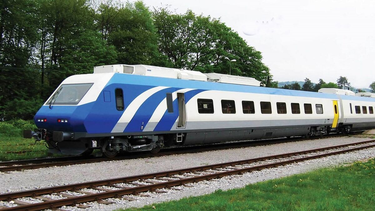 سوت قطار در ایستگاه مهریز به صدا درمی‌آید