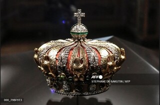 تک عکس | تاج ملکه فرانسه که از موزه لوور به سرقت رفت