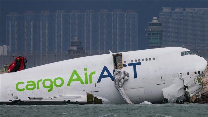 سانحه هوایی عجیب در هنگ‌کنگ؛ هواپیما از روی باند به دریا افتاد!