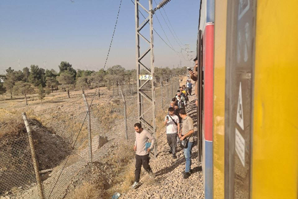 اختلال در سرویس‌دهی متروی تهران/خروج مسافران از درب اضطراری